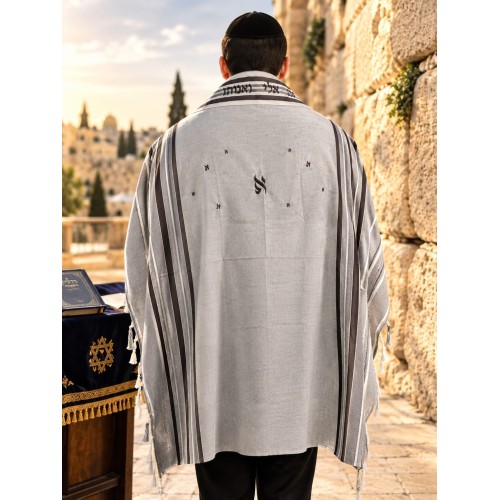טלית חום עם אלף