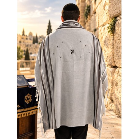 טלית חום עם אלף